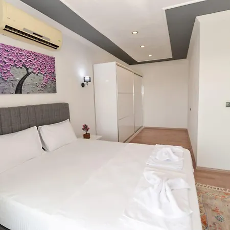 Lorenza Villa *